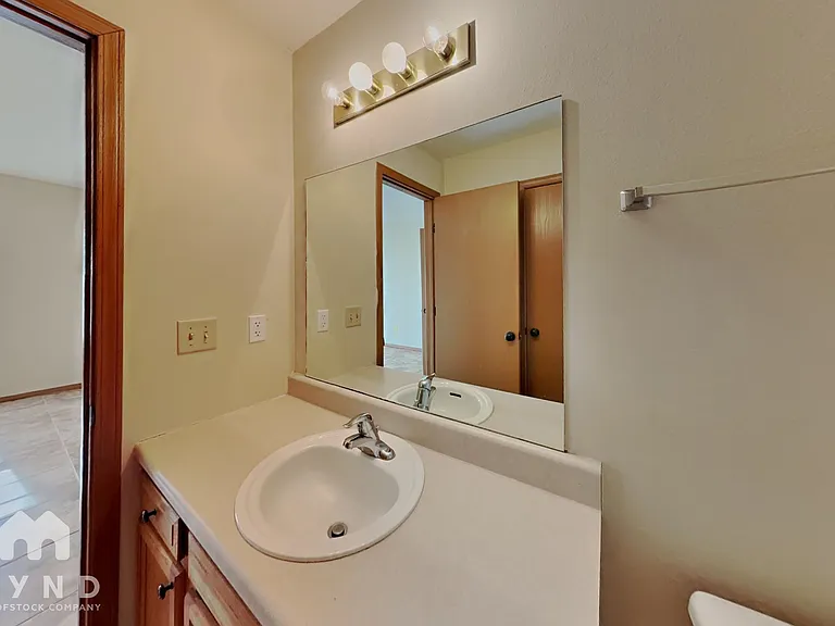 1120 S Clifton Ave — Photo 12