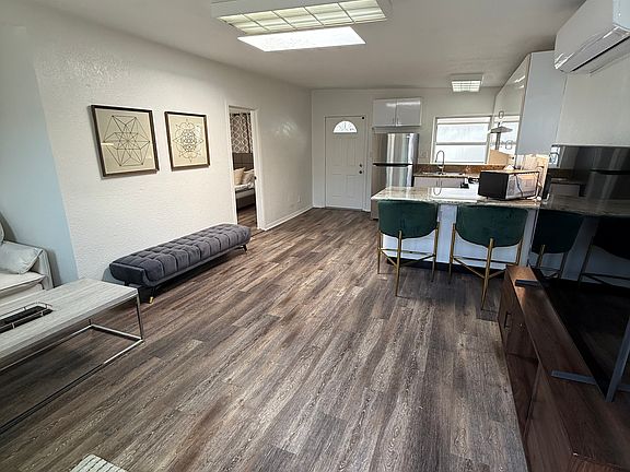 5th image of 864 Loring St #B