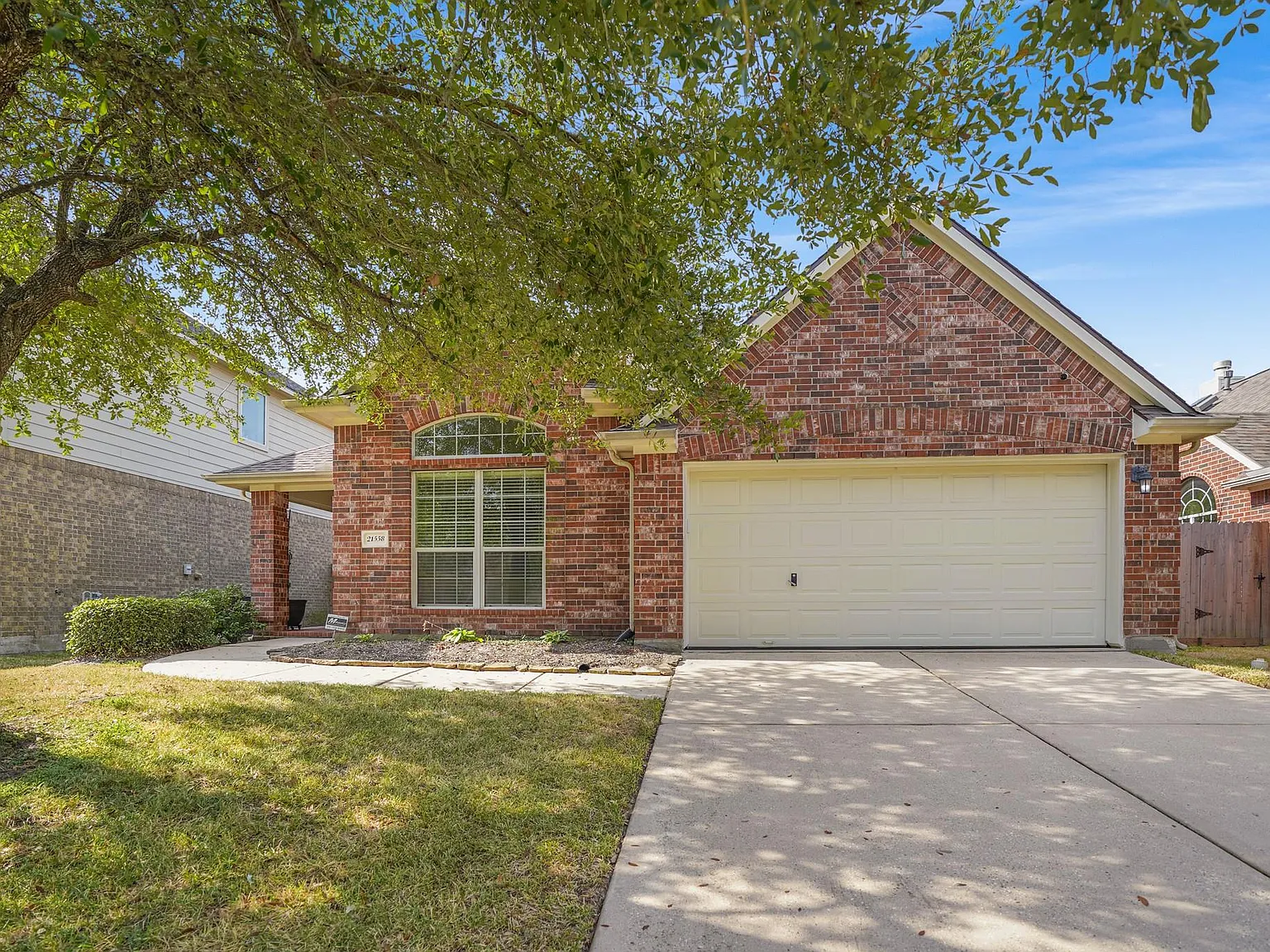 3 bed, 2.0 bath, 1881 sqft, $2,000 — Photo 2