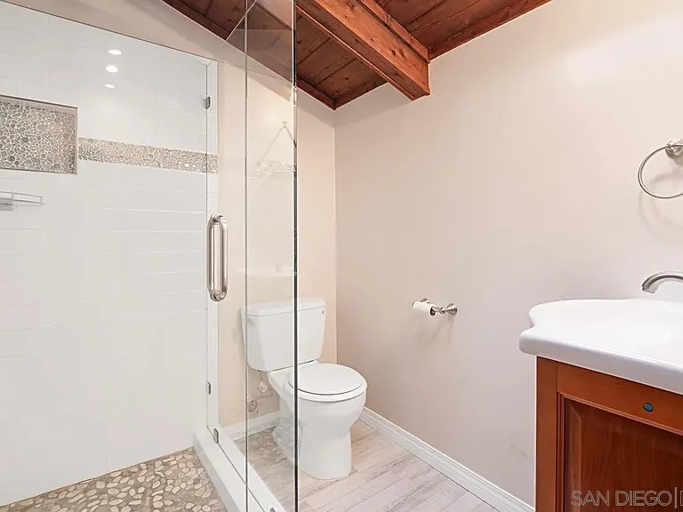 573 Amphitheatre Dr — Photo 30