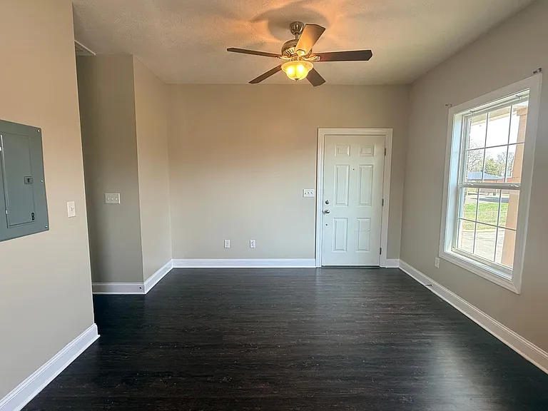 526 Dennis Way — Photo 2