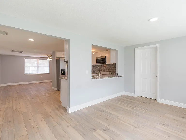 7312 Windsor St — Photo 11