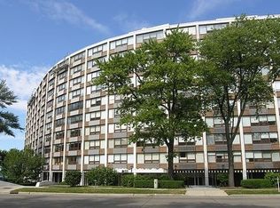 4 Martha Ln, Evanston, IL 60201