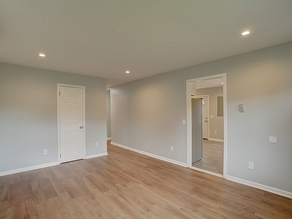 5th image of 20951 Woodward St