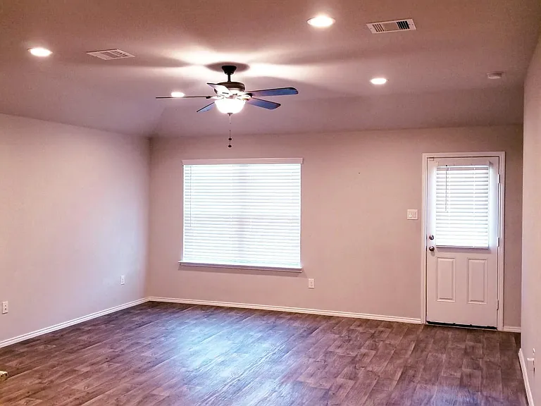 519 Green Clover Ln — Photo 6