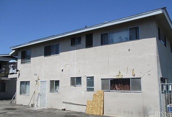 5th image of 3936 W 108th St