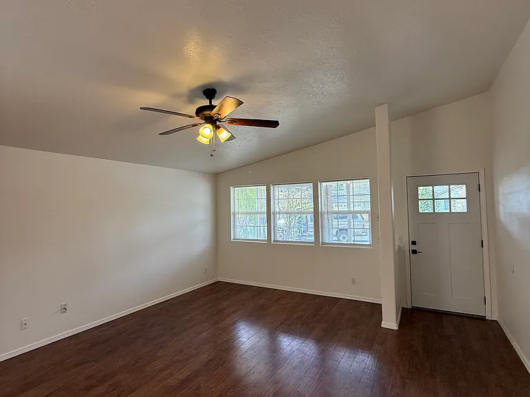 521 SW Forest Grove Dr — Photo 4