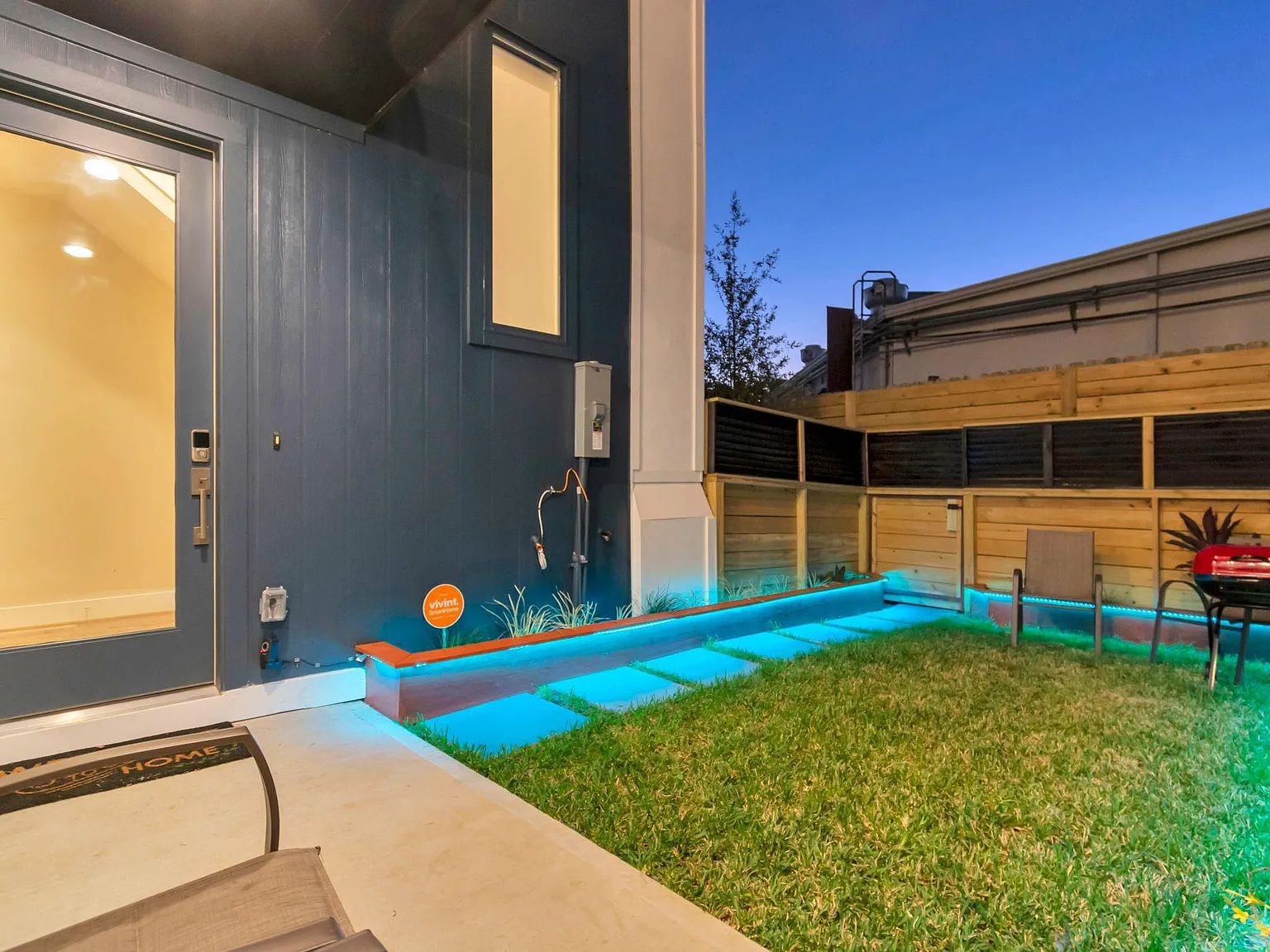 3 bed, 3.5 bath, 2032 sqft, $3,100 — Photo 2