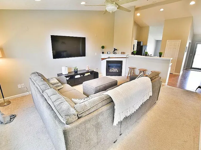 1029 Dahlgren Ln — Photo 6