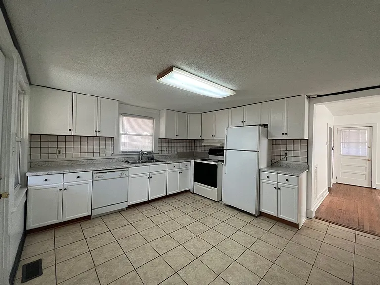 224 Howard St — Photo 4