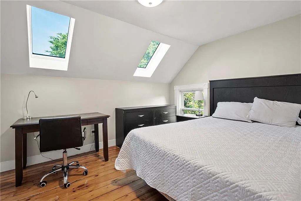 7 bed, 2500 sqft, $1,100 — Photo 3