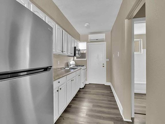 2nd image of 8329 Byron Ave APT 4