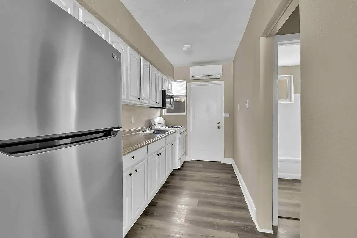 Building Photo - 8329 Byron Ave #4