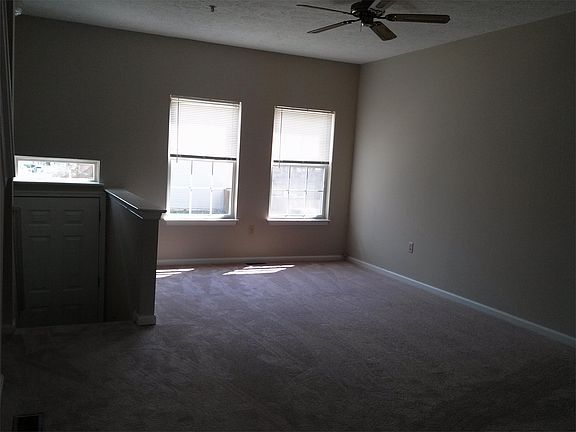 Living Room/Entry