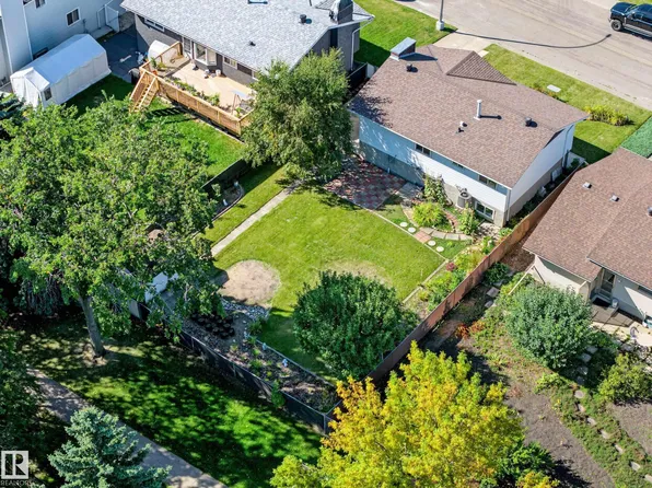 2911 83rd St NW, Edmonton, AB T6K 3A4
