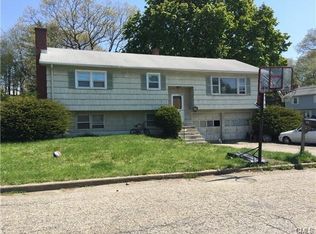 12 Glenvale Cir, Bridgeport, CT 06610
