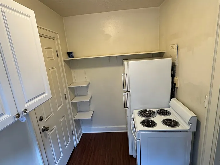 Avondale Apartments — Photo 74
