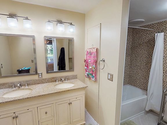 Master Bath (Floor 3)