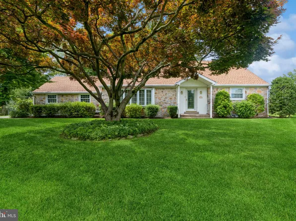 90 Radburn Rd, Huntingdon Valley, PA 19006