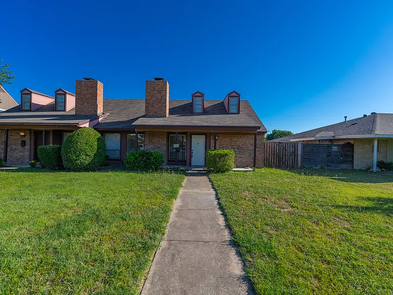 625 Woodhaven Pl — Photo 1