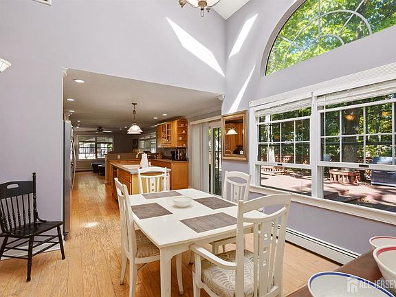5th image of 38 Balmoral Ave