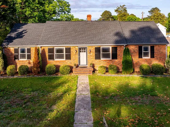 17 2nd Ave, Kilmarnock, VA 22482
