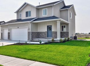902 E Cliffrose Dr, Eagle Mountain, UT 84005