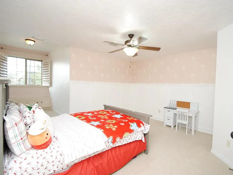 15823 Medina Lake Ln — Photo 32