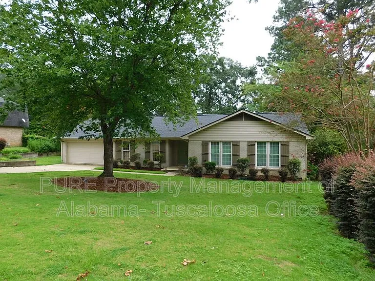1213 Heritage Ln — Photo 2