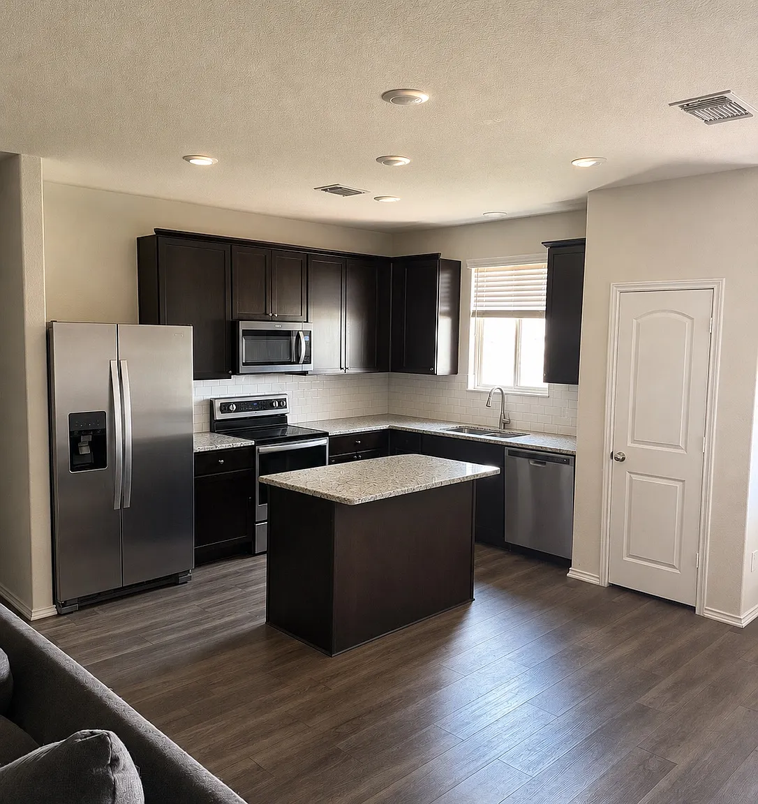 4 bed, 2.5 bath, 2473 sqft, $2,000 — Photo 3