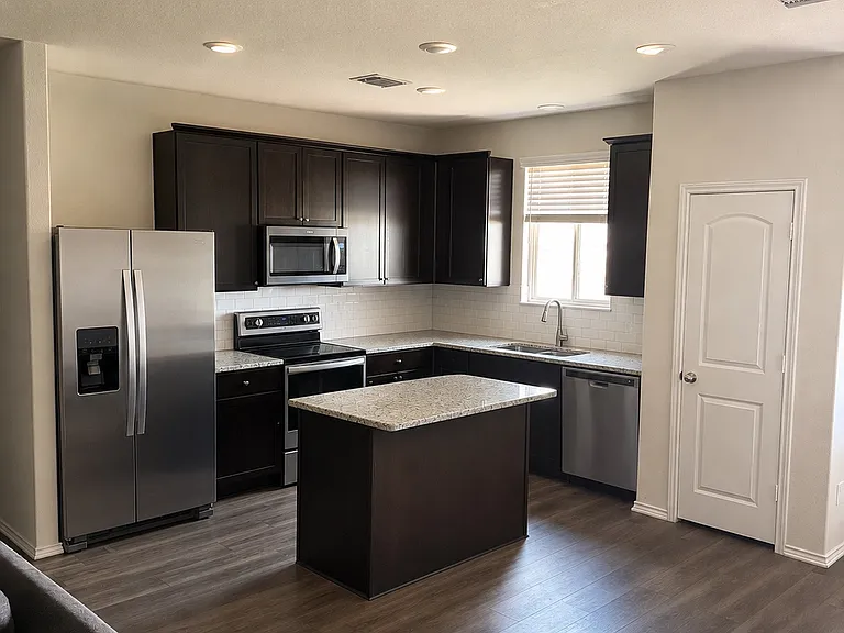 400 Bedford Falls Ln — Photo 3