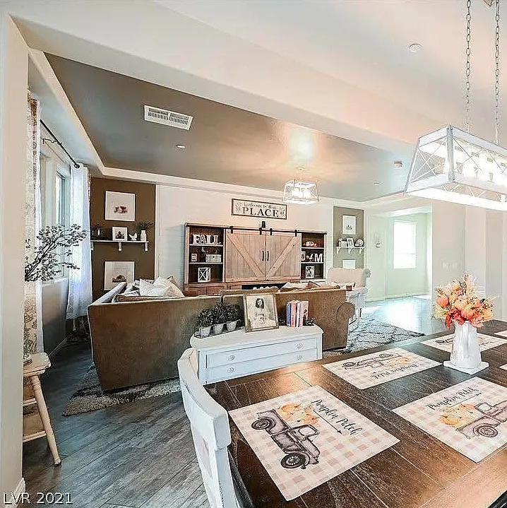 3 bed, 2448 sqft, $900 — Photo 2