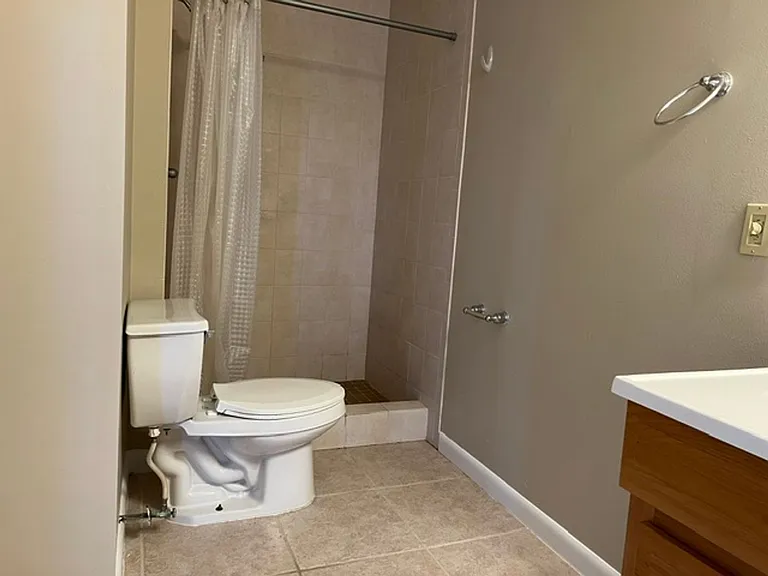 1514 Manor Dr NE — Photo 3