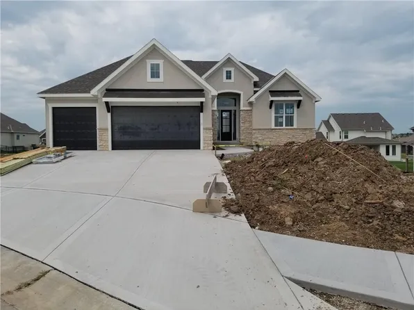 4275 Lake Shore Ct, Basehor, KS 66007