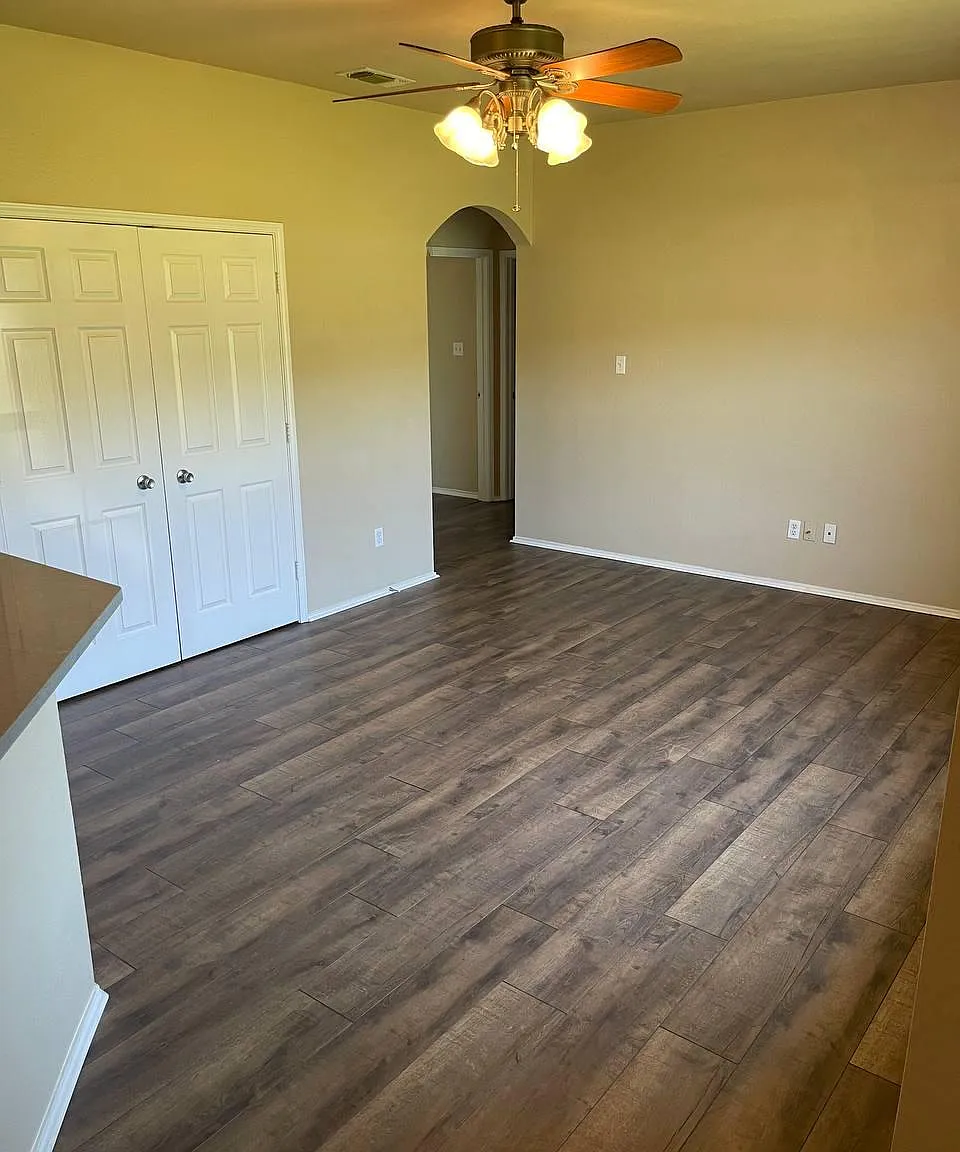 131 Lindas Creek Ln — Photo 3