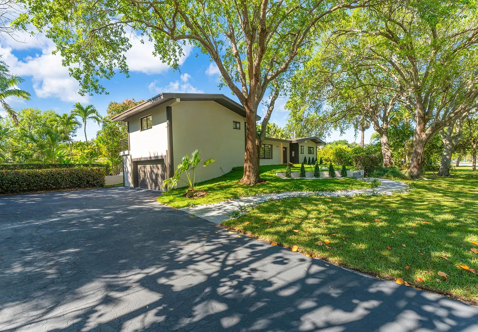 3 bed, 2.0 bath, 2184 sqft, $9,975 — Photo 3