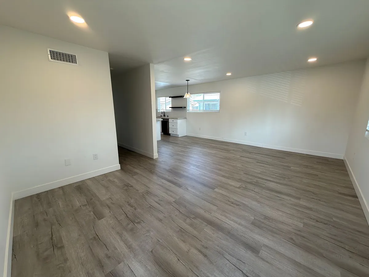 Building Photo - 401 Sunflower Ave