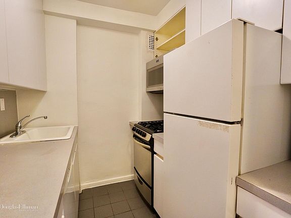 4th image of 141 E 55th St APT 6H