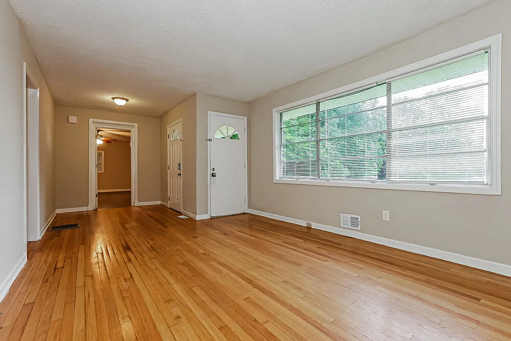 3 bed, 2.0 bath, 1556 sqft, $1,565 — Photo 4