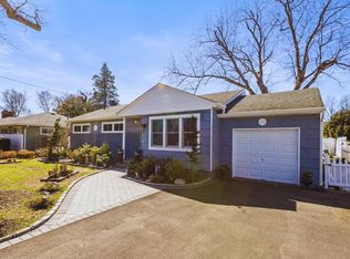 10 Jones Ln, Huntington, NY 11743