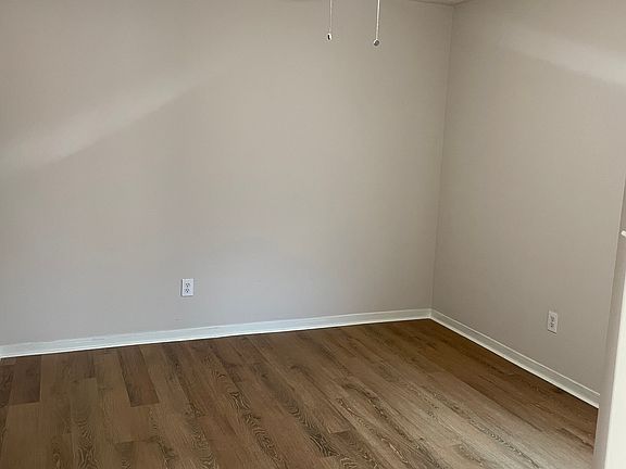 13x13 170 sq ft shared bathroom upstairs