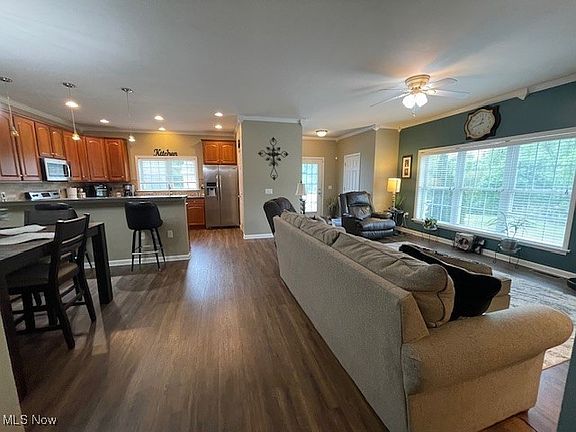 4th image of 1009 Redwood Ln