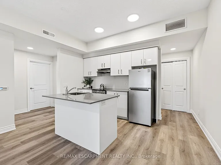 261 King St E #302 — Photo 7
