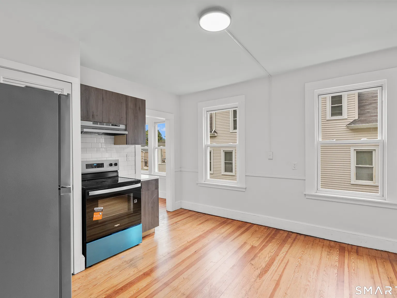 3 bed, 1.0 bath, 1100 sqft, $2,000 — Photo 2