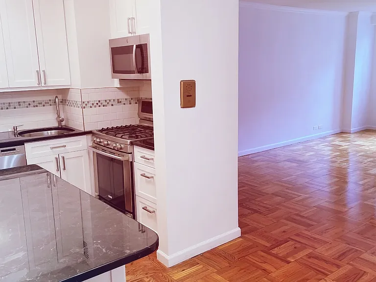300 E 40th St #9X — Photo 3
