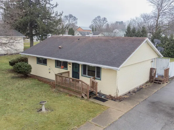 704 South St, Howe, IN 46746