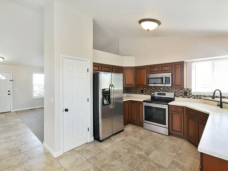 1194 Eagle Dr — Photo 9