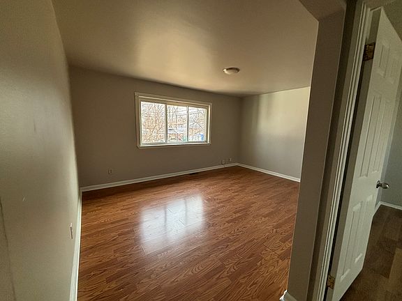 4th image of 423 Shotka St