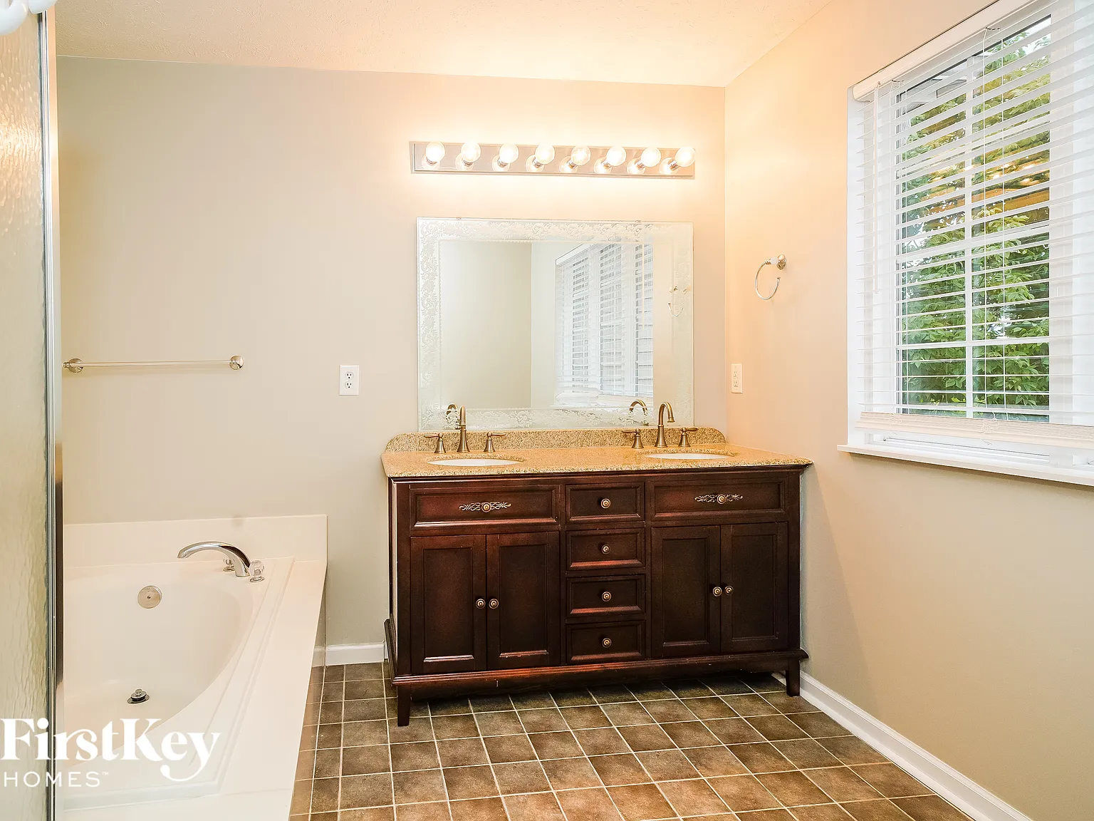 4 bed, 2.5 bath, 5474 sqft, $3,875 — Photo 4