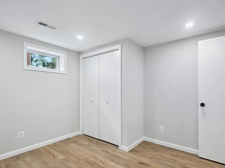 7013 Halleck St — Photo 4